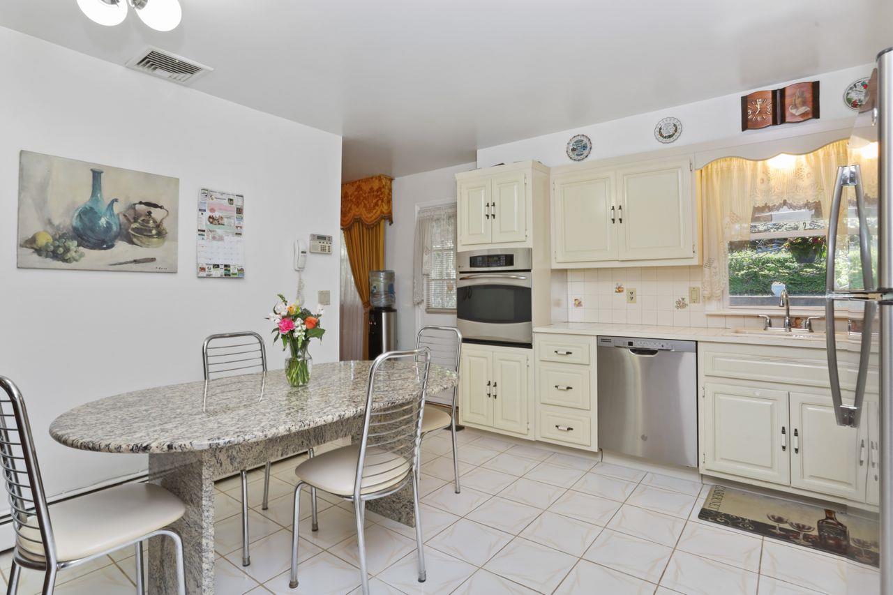 570 Manville Road, Pleasantville, New York image 2