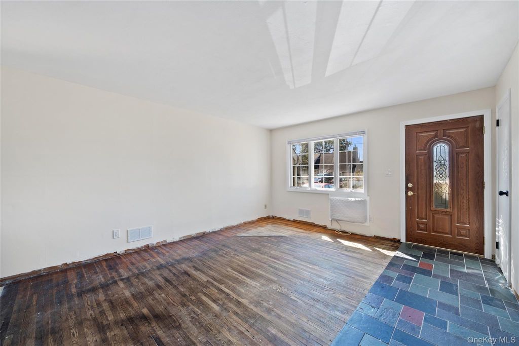 Photo of 1029 N Niagara Avenue, Lindenhurst, NY 11757 (MLS # 921605)