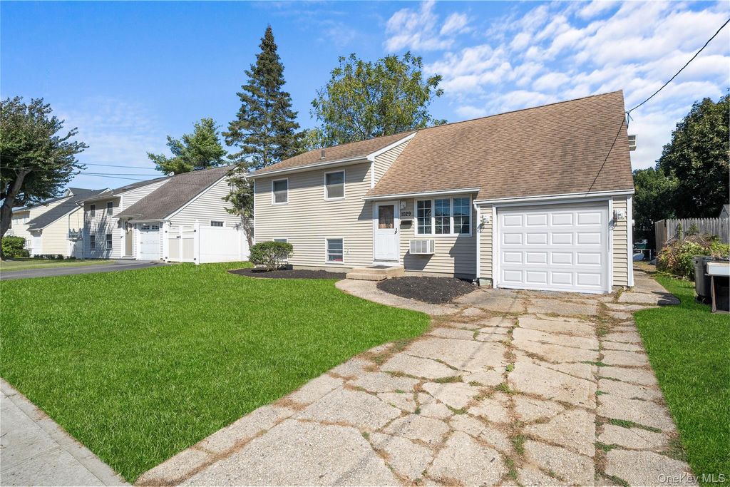 Photo of 1029 N Niagara Avenue, Lindenhurst, NY 11757 (MLS # 921605)