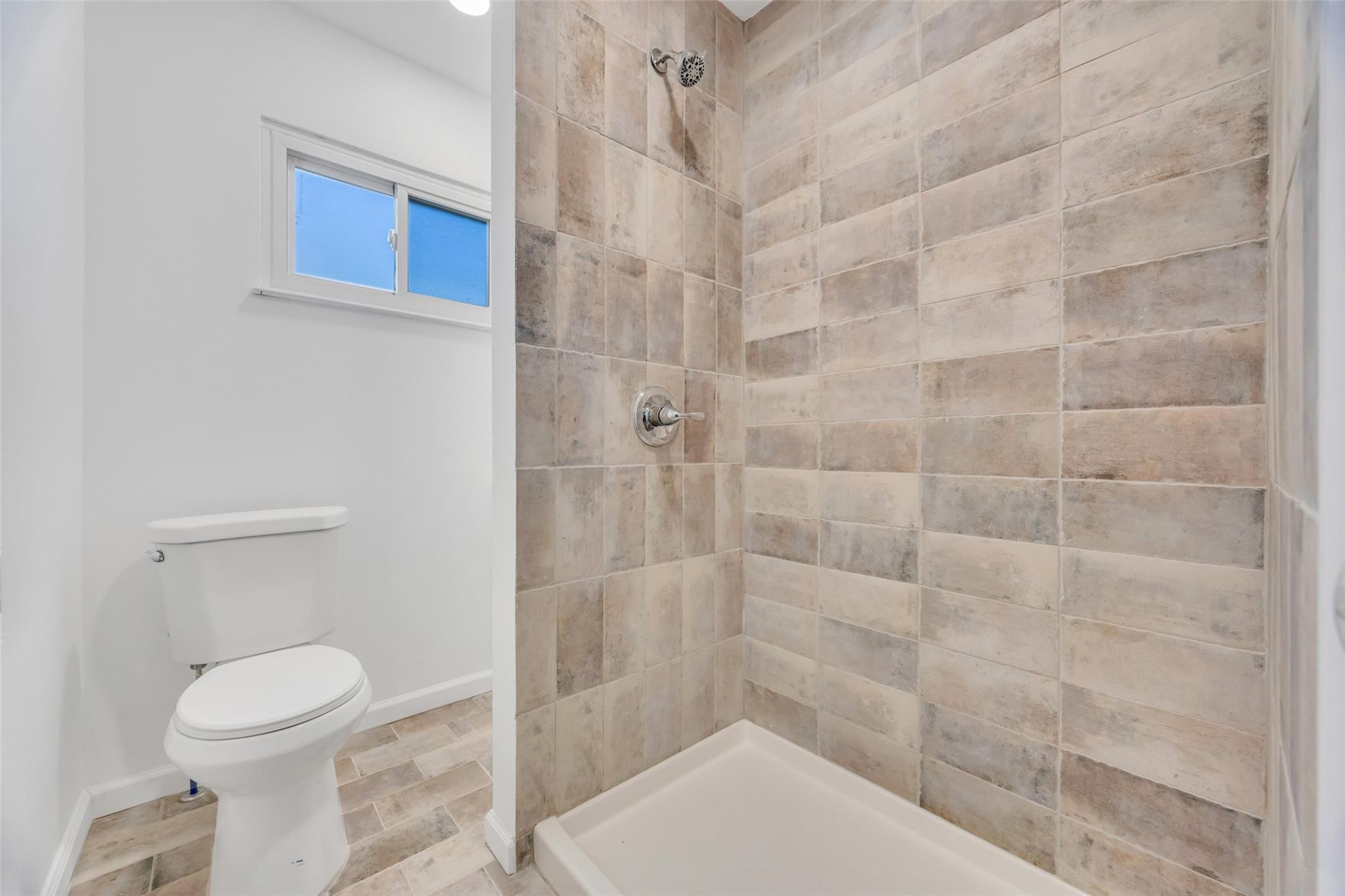 16 SE Beverly Road, South Huntington, New York image 31