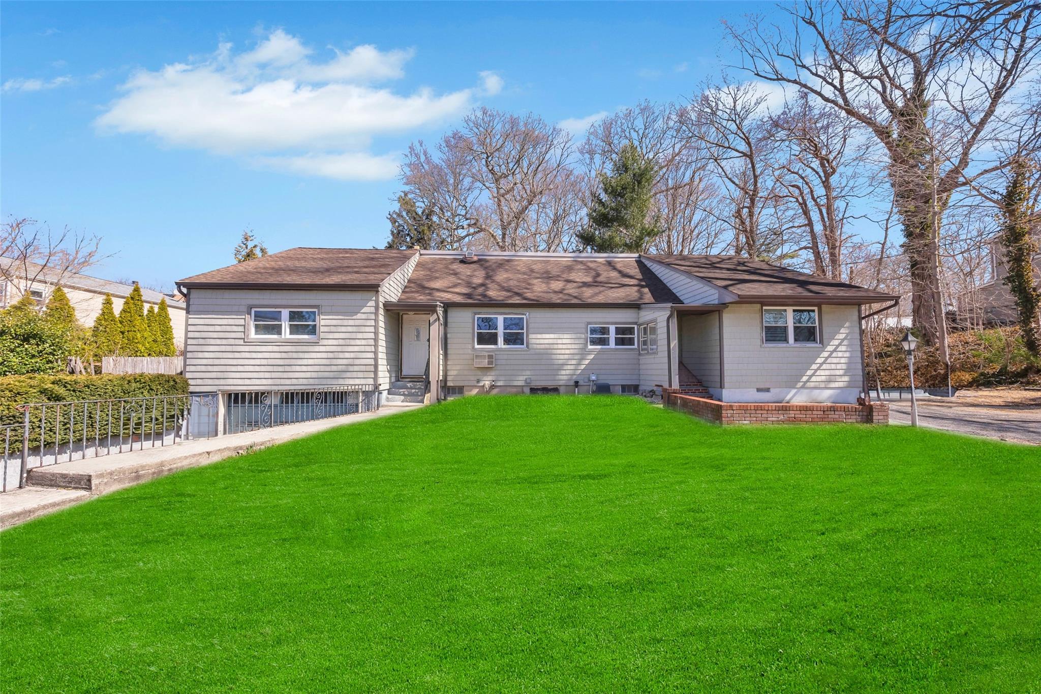 16 SE Beverly Road, South Huntington, New York image 2