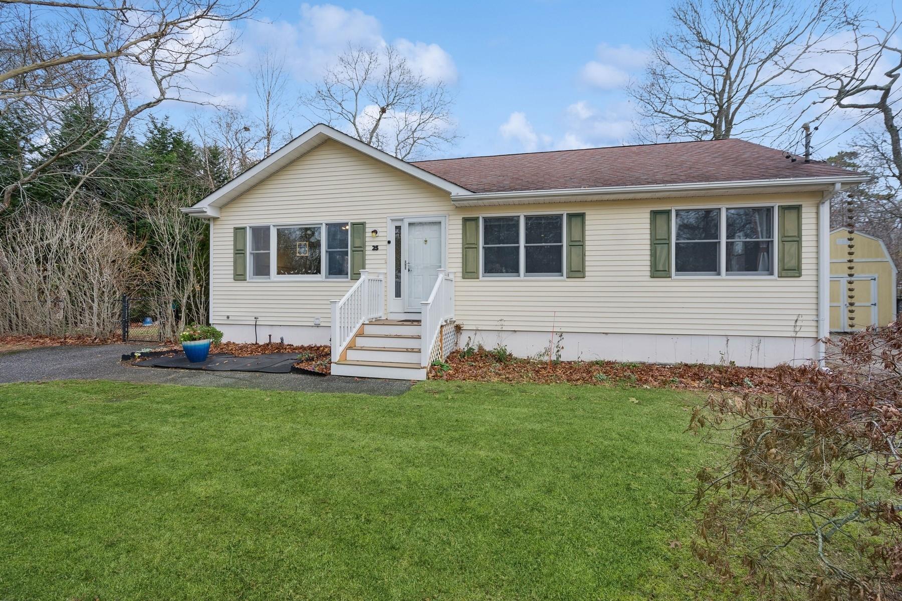 Seaside Avenue, Hampton Bays, Hamptons, NY - 3 Bedrooms  
2 Bathrooms - 