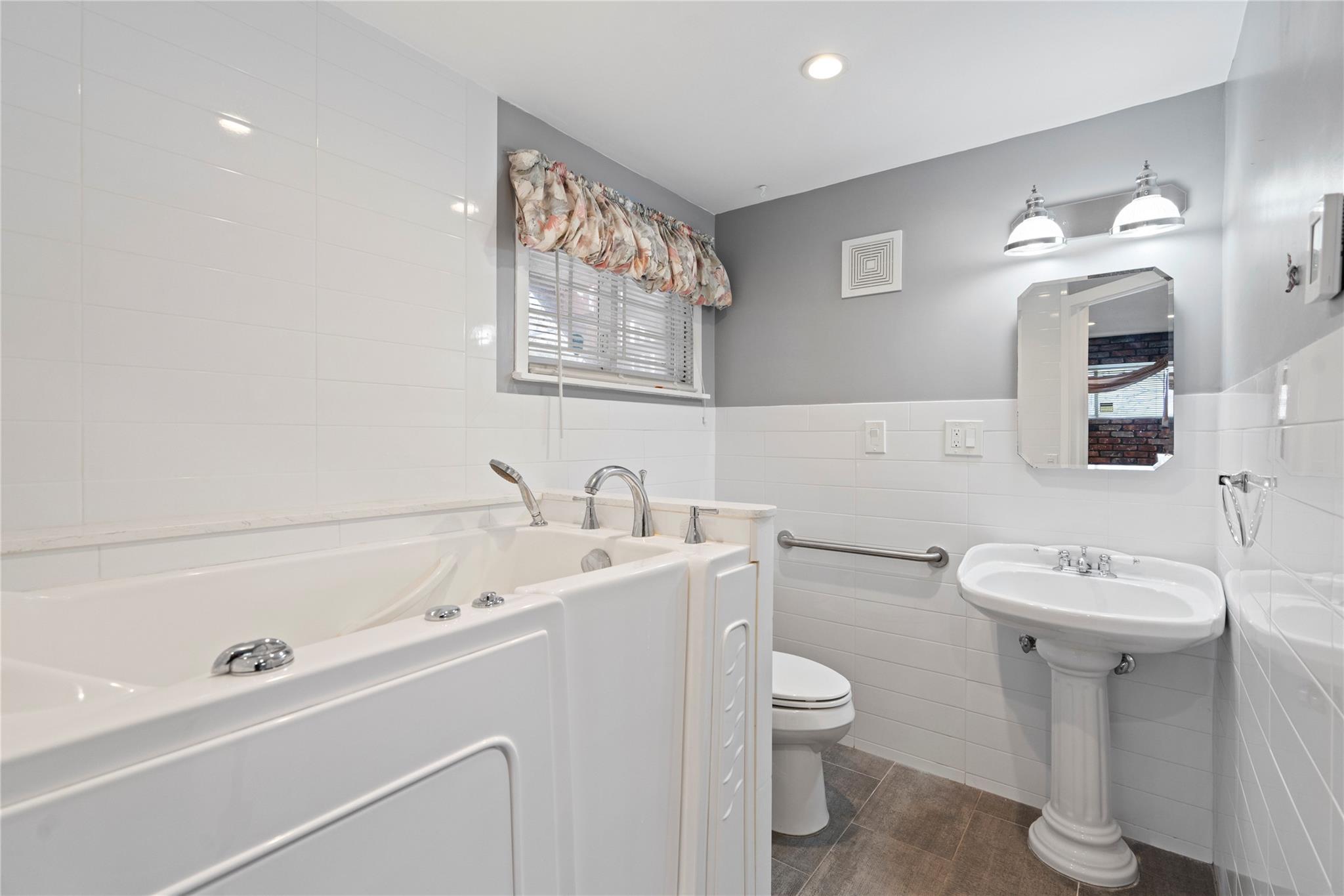144 N Jefferson Avenue, Lindenhurst, New York image 32