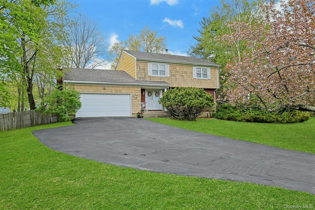 Photo of 110 Eastview Drive, Valhalla, NY 10595 (MLS # 991215)