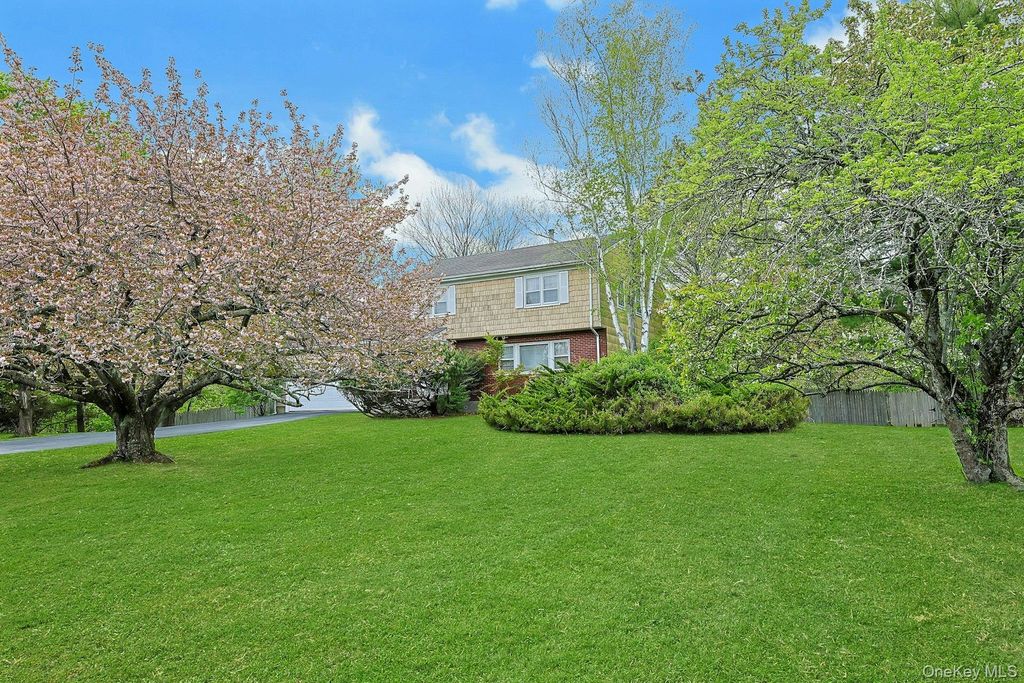 Photo of 110 Eastview Drive, Valhalla, NY 10595 (MLS # 991215)
