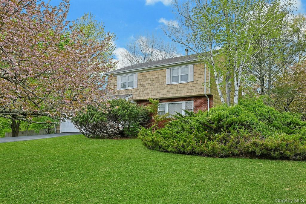 Photo of 110 Eastview Drive, Valhalla, NY 10595 (MLS # 991215)