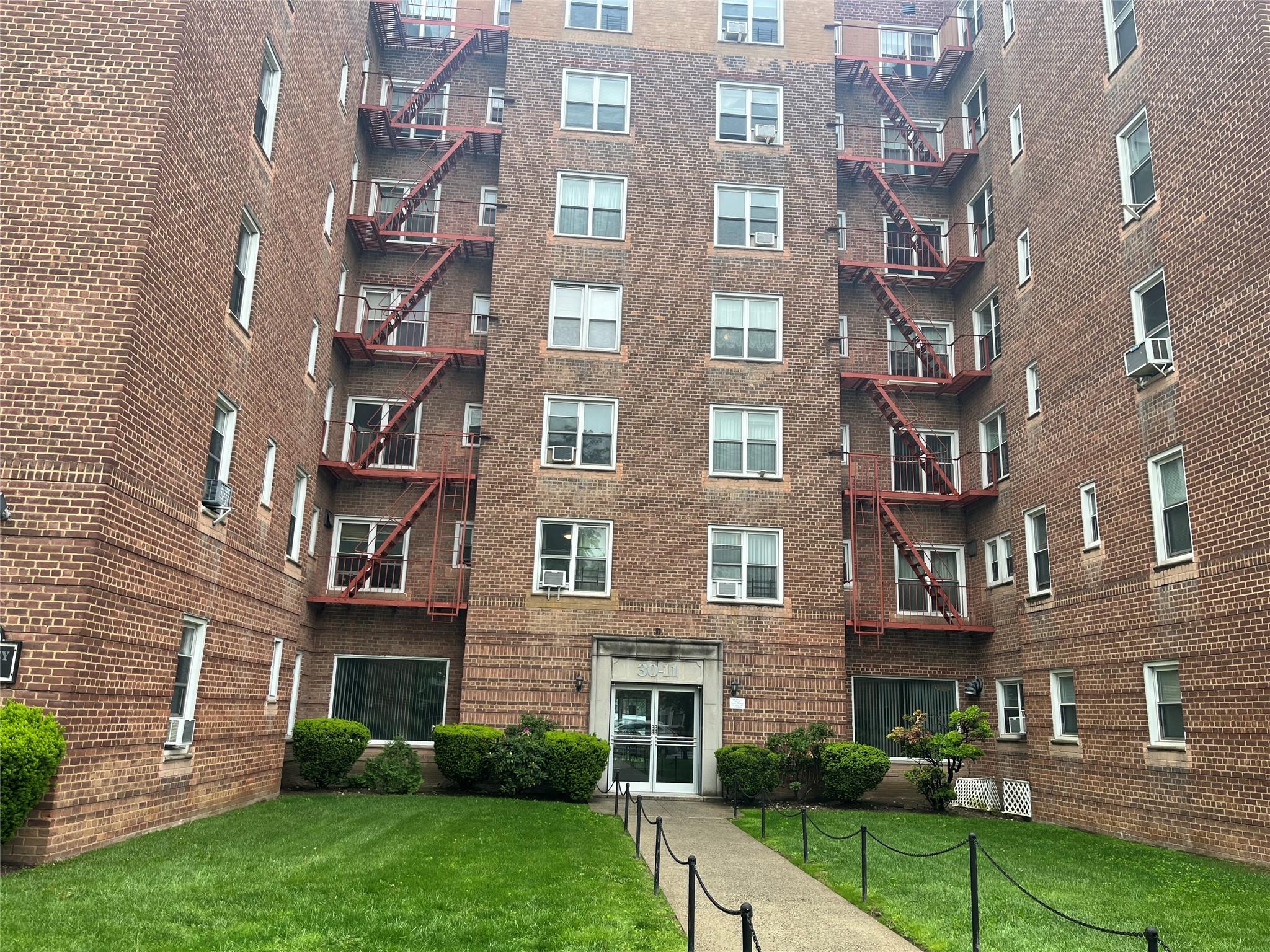 Property for Sale at Parsons Boulevard 6 R, Flushing, Queens, NY - Bedrooms: 1 
Bathrooms: 1 
Rooms: 3  - $279,000