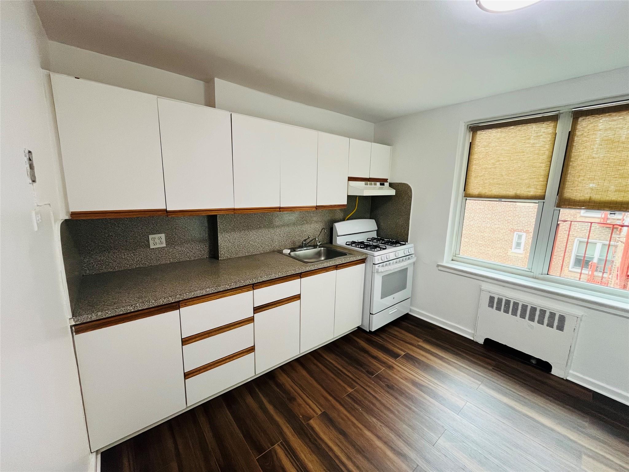 30-11 Parsons Boulevard #6 R, Flushing, New York image 2