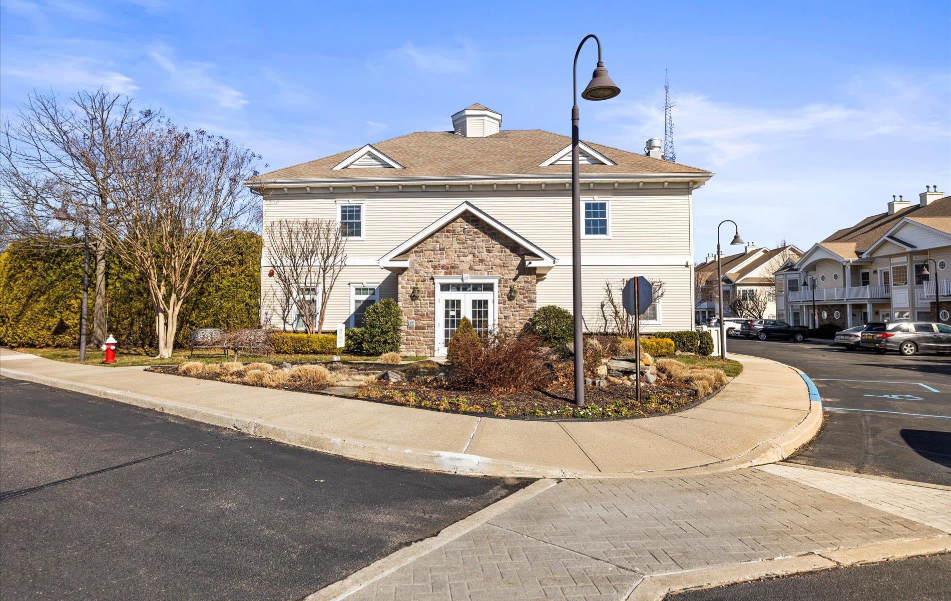 121 N Autumn Drive, Plainview, New York image 22