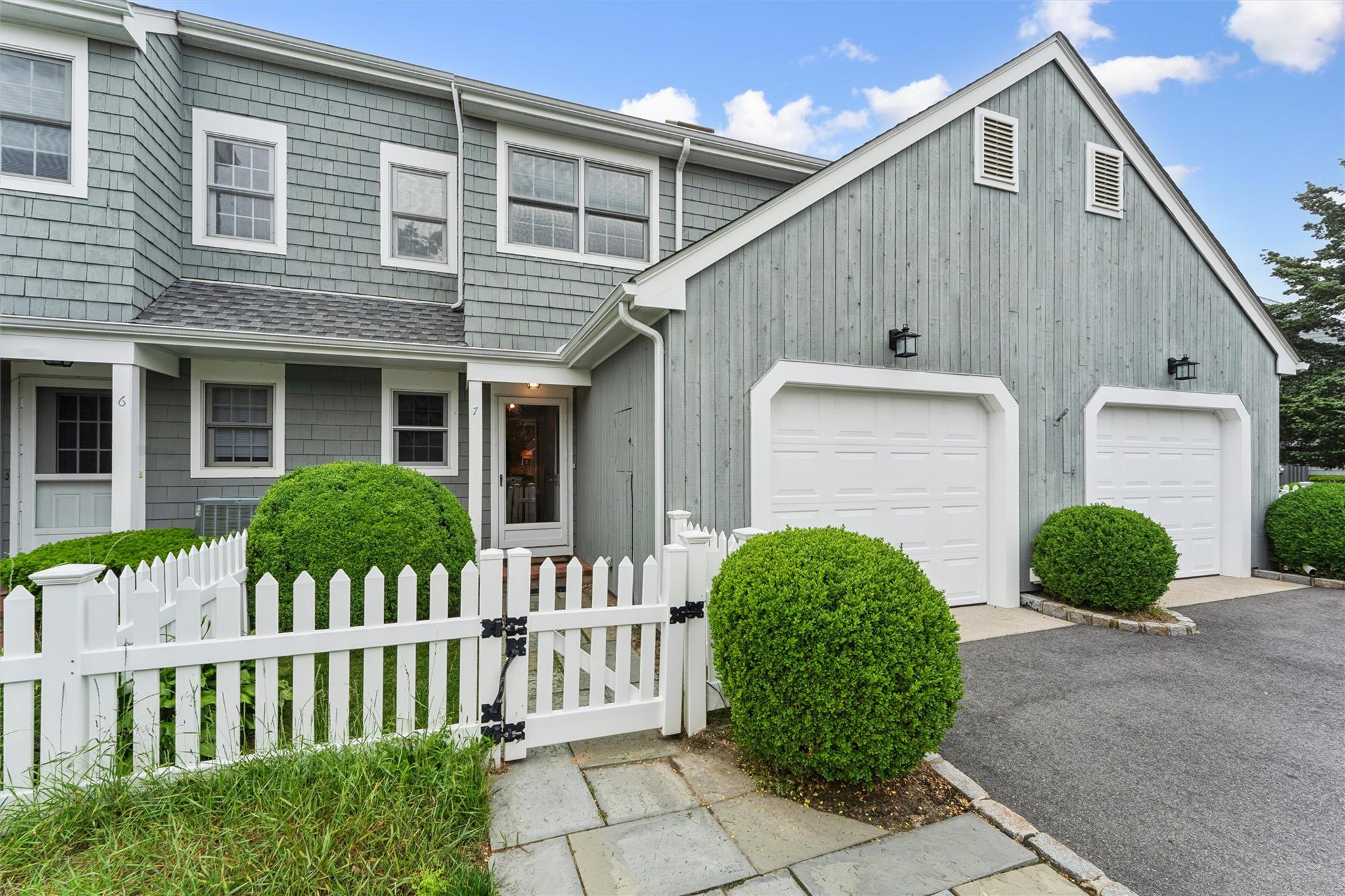 Rental Property at Brittany Lane, Westhampton Beach, Hamptons, NY - Bedrooms: 2 
Bathrooms: 3  - $35,000 MO.