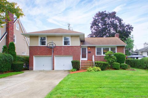Photo of 26 Cambridge Avenue, Garden City, NY 11530 (MLS # 917140)