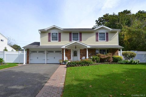 Photo of 11 Barkley Lane, Nesconset, NY 11767 (MLS # 916065)