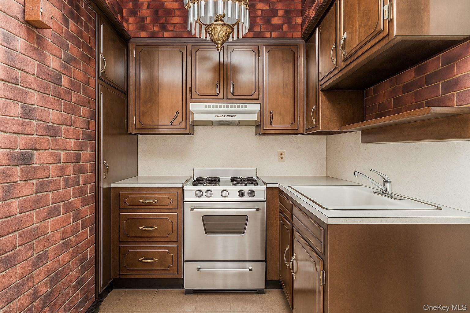 Howard Beach, New York 11414, United States, 5 Bedrooms Bedrooms, ,3 BathroomsBathrooms,Residential,Coming Soon,237500