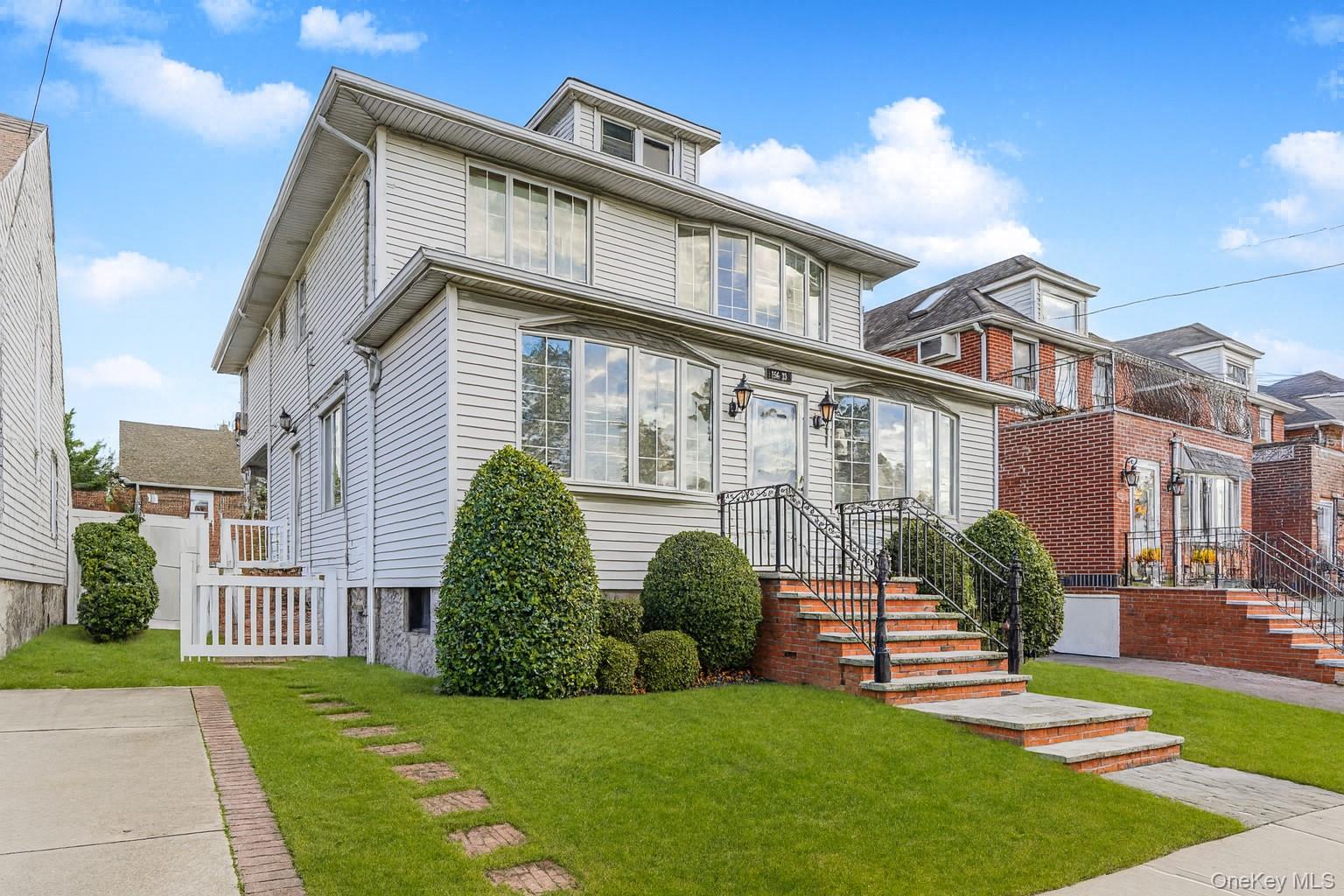 Howard Beach, New York 11414, United States, 5 Bedrooms Bedrooms, ,3 BathroomsBathrooms,Residential,Coming Soon,237500