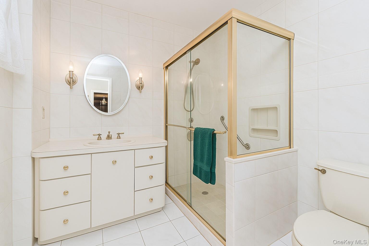 Howard Beach, New York 11414, United States, 5 Bedrooms Bedrooms, ,3 BathroomsBathrooms,Residential,Coming Soon,237500