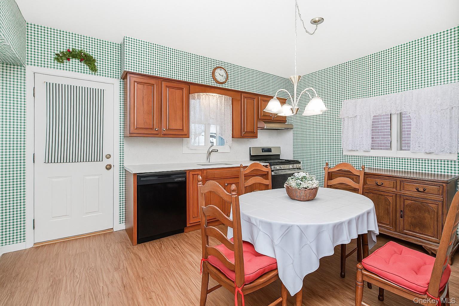 Howard Beach, New York 11414, United States, 5 Bedrooms Bedrooms, ,3 BathroomsBathrooms,Residential,Coming Soon,237500