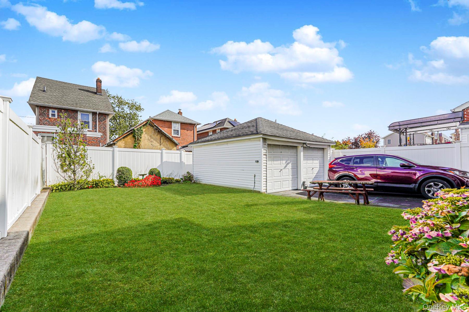 Howard Beach, New York 11414, United States, 5 Bedrooms Bedrooms, ,3 BathroomsBathrooms,Residential,Coming Soon,237500