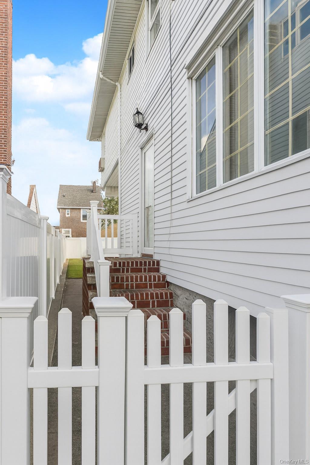 Howard Beach, New York 11414, United States, 5 Bedrooms Bedrooms, ,3 BathroomsBathrooms,Residential,Coming Soon,237500