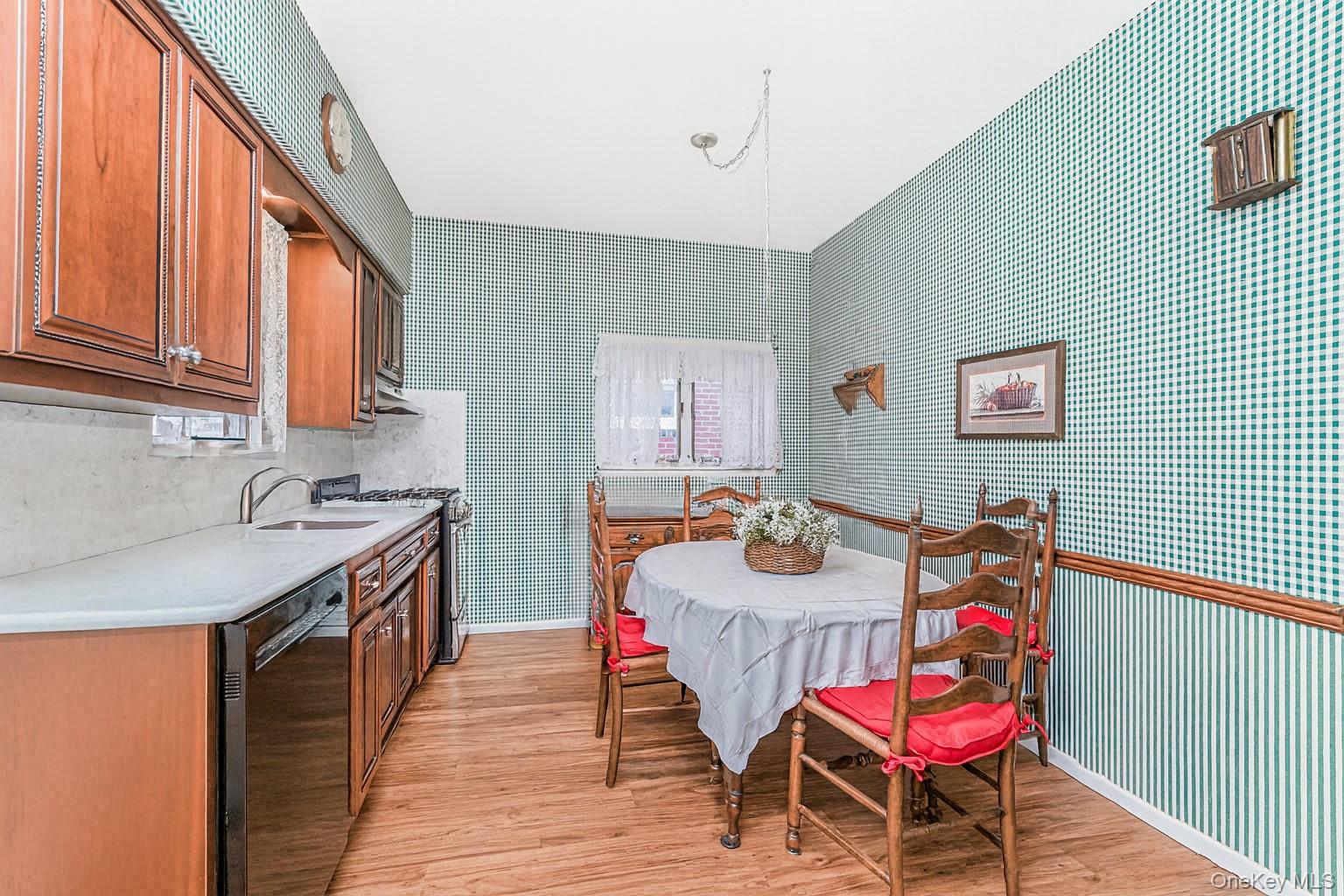 Howard Beach, New York 11414, United States, 5 Bedrooms Bedrooms, ,3 BathroomsBathrooms,Residential,Coming Soon,237500