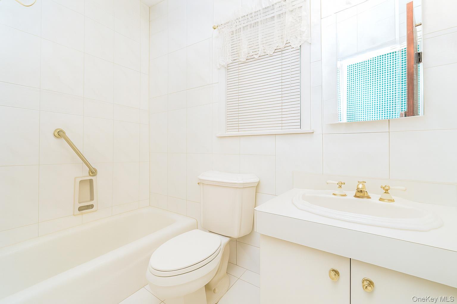 Howard Beach, New York 11414, United States, 5 Bedrooms Bedrooms, ,3 BathroomsBathrooms,Residential,Coming Soon,237500