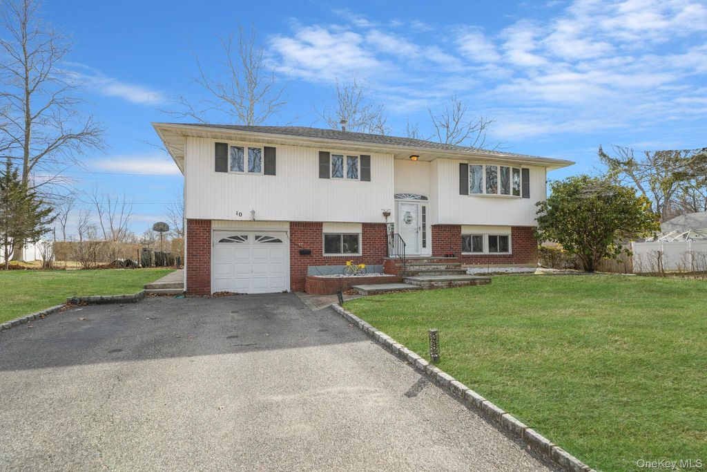 Photo of 10 Pierre Drive, Commack, NY 11725 (MLS # 976582)