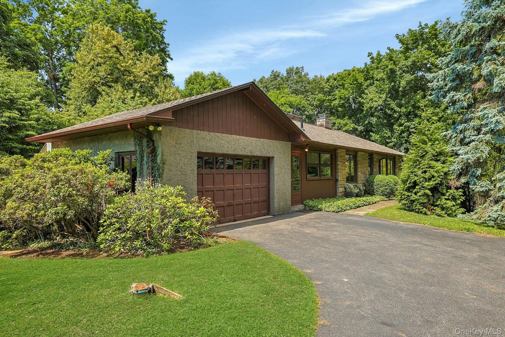 Photo of 15 Grandview Lane, Thornwood, NY 10594 (MLS # 996516)