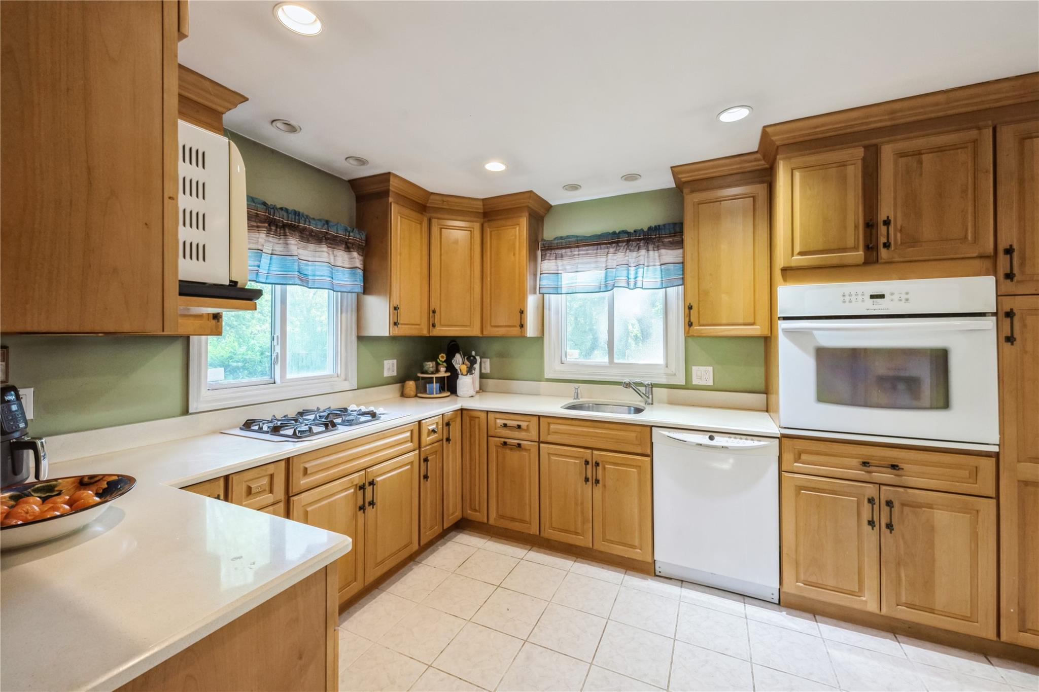 1102 Brookdale Avenue, Bay Shore, New York image 9