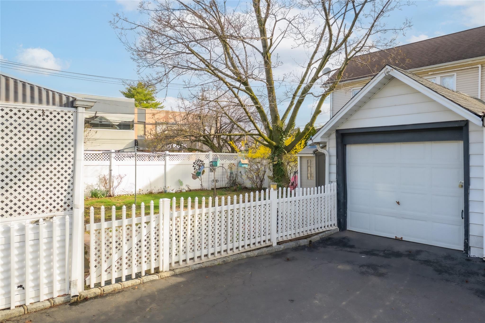 201 Jamaica Boulevard, Carle Place, New York image 4