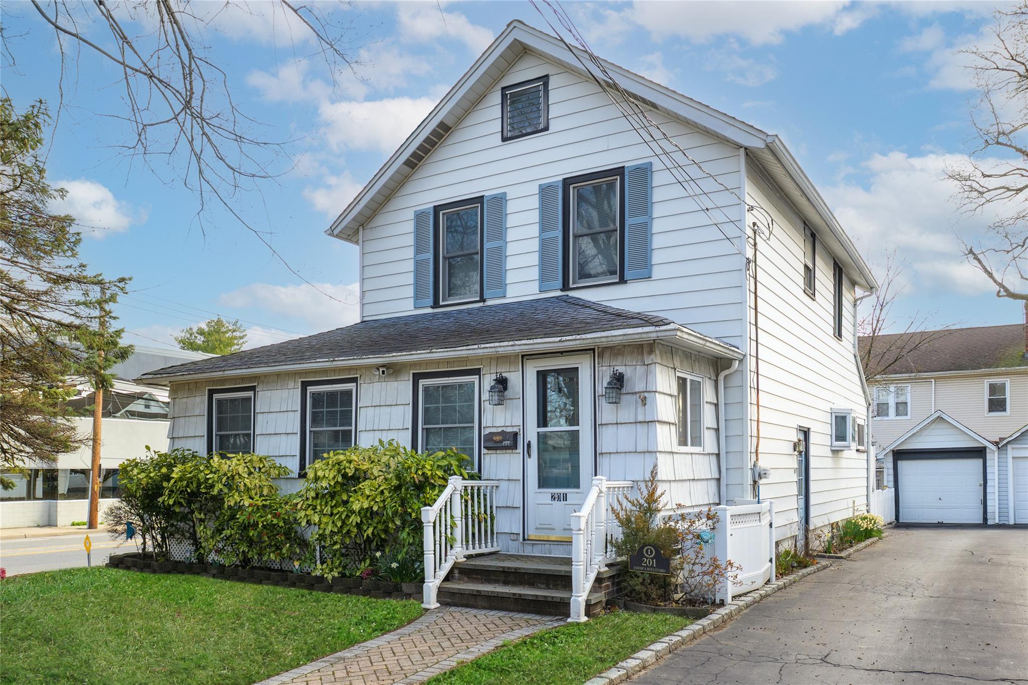 201 Jamaica Boulevard, Carle Place, New York image 2