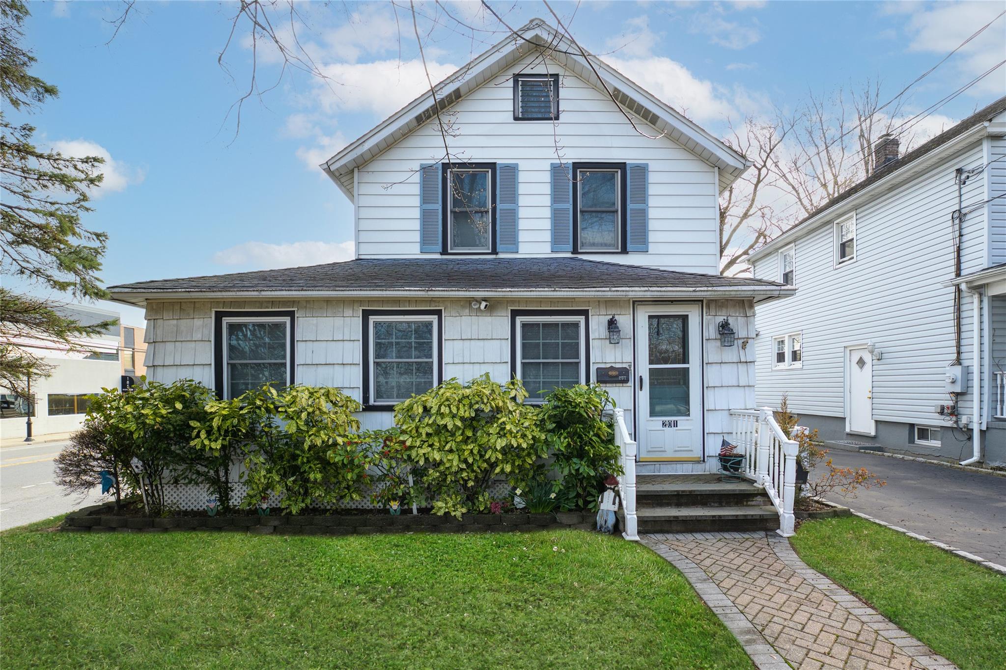 201 Jamaica Boulevard, Carle Place, New York image 1