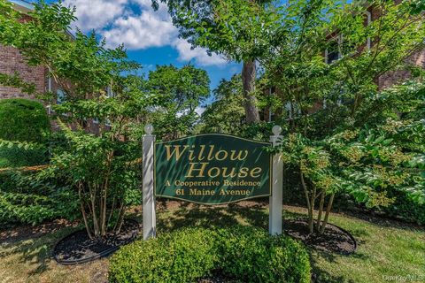 Photo of 61 Maine Avenue #F6, Rockville Centre, NY 11570 (MLS # 894260)