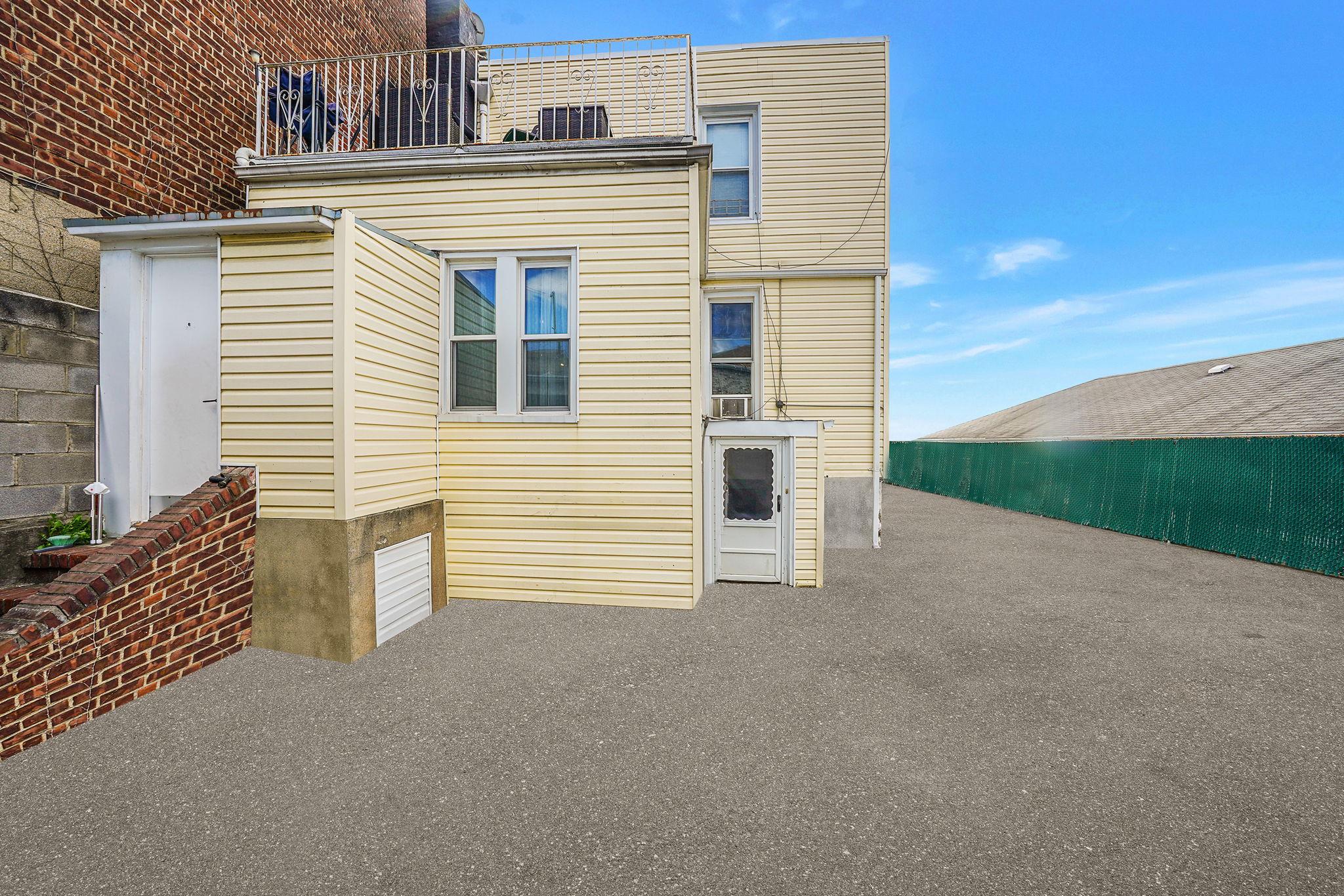 3205 Lafayette Avenue