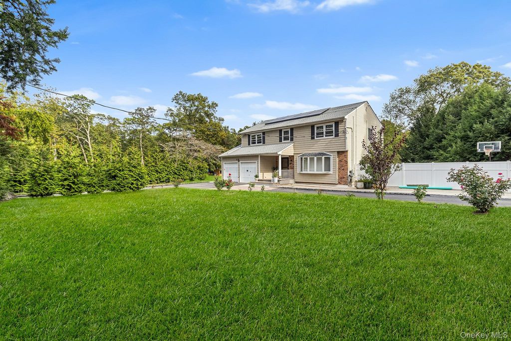 Photo of 61 Old Indian Head Road, Commack, NY 11725 (MLS # 922899)