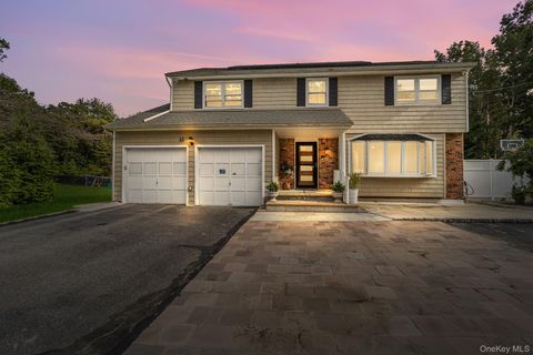 Photo of 61 Old Indian Head Road, Commack, NY 11725 (MLS # 922899)