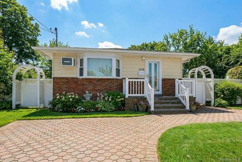 Homes For Sale - 1028 Thomas Avenue<br/> Baldwin, NY 11510