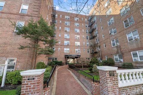 Photo of 67-12 Yellowstone Boulevard #G7, Forest Hills, NY 11375 (MLS # 926574)