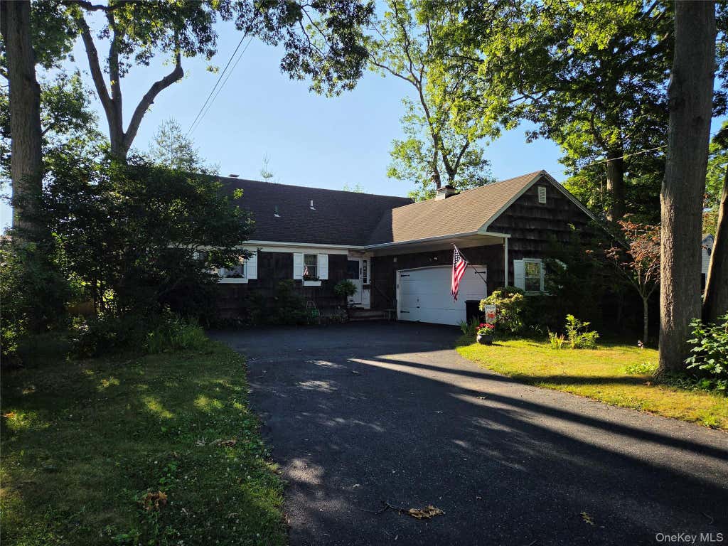 Photo of 127 Cherry Avenue, West Sayville, NY 11796 (MLS # 1038695)