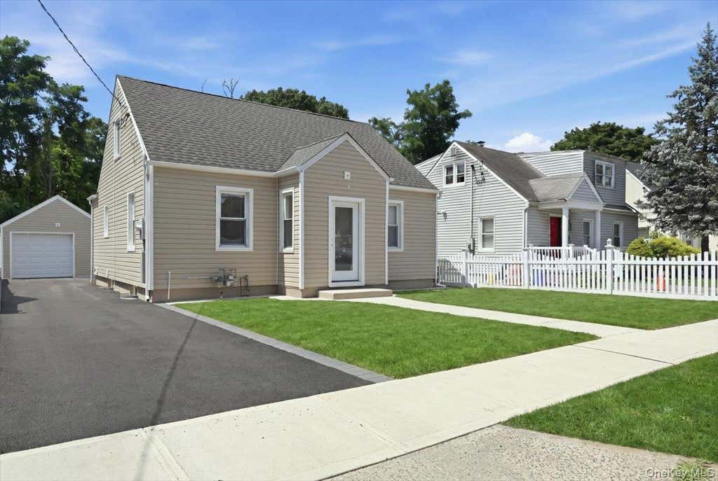Photo of 26 Parkside Road, West Hempstead, NY 11552 (MLS # 1036098)