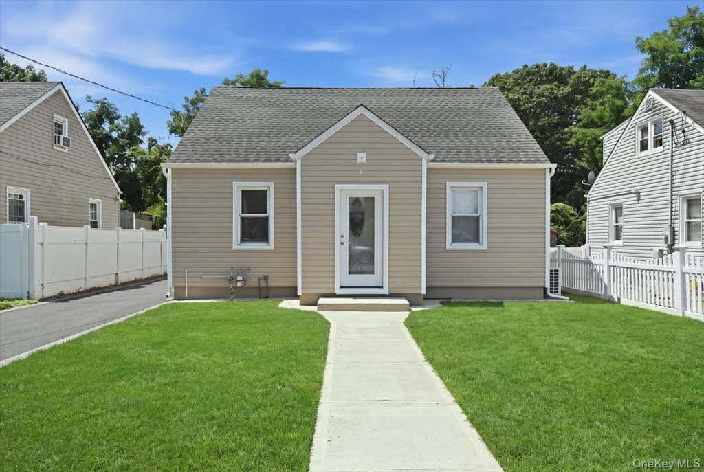 Photo of 26 Parkside Road, West Hempstead, NY 11552 (MLS # 1036098)