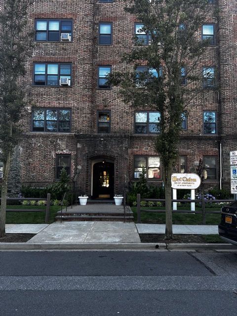 Homes For Sale - 141 Wyckoff Place #1F<br/> Woodmere, NY 11598