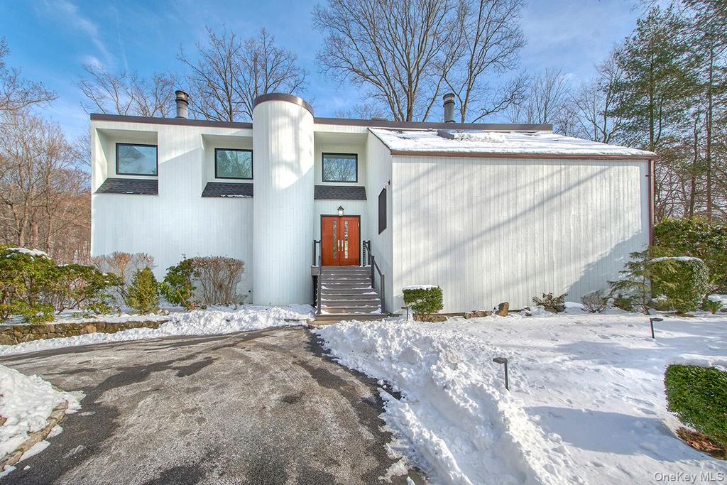 Photo of 2 Whippoorwill Close, Chappaqua, NY 10514 (MLS # 946807)