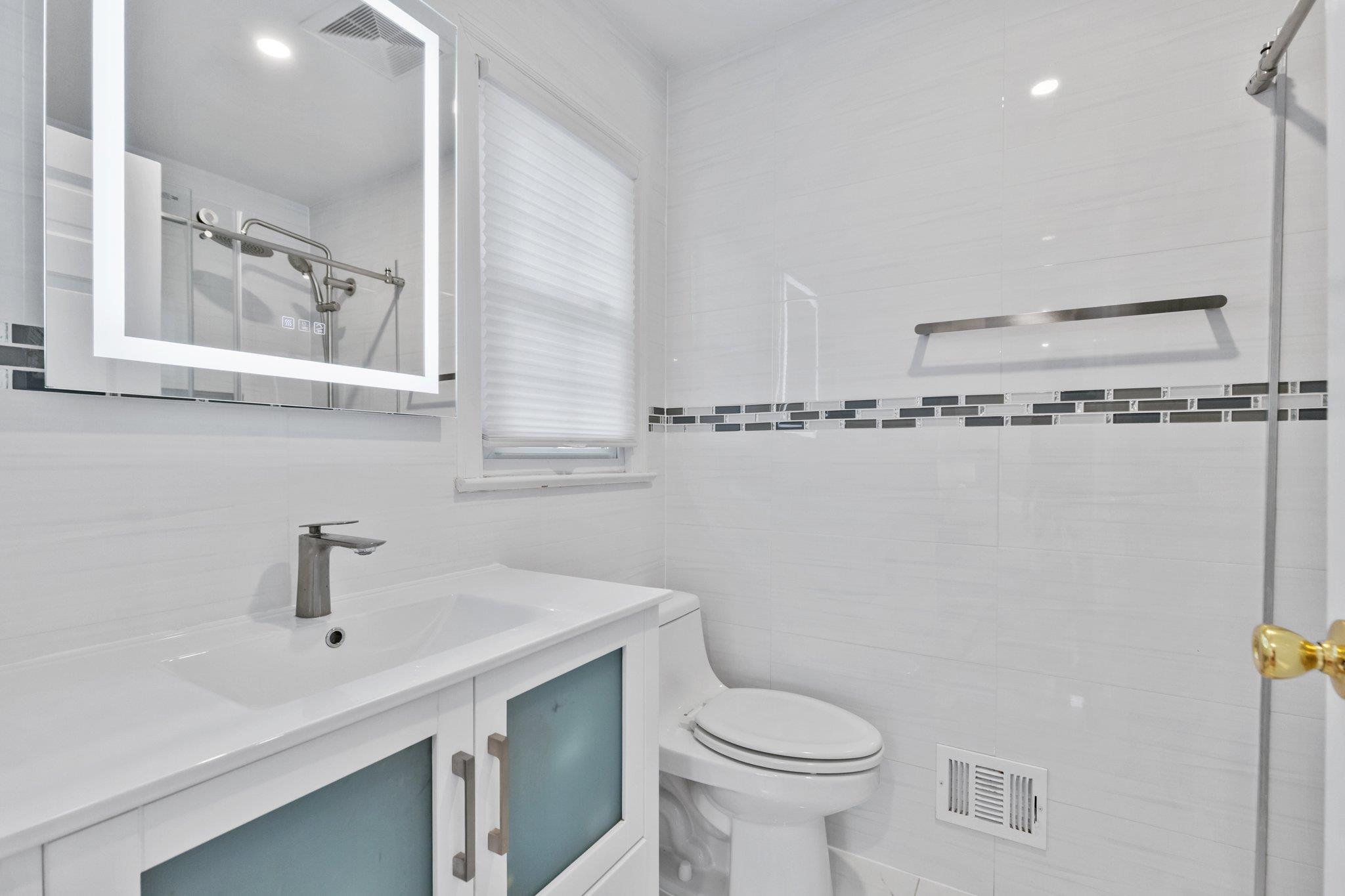 Mamaroneck, New York 10543, United States, 5 Bedrooms Bedrooms, ,4 BathroomsBathrooms,Residential,Pending,170669