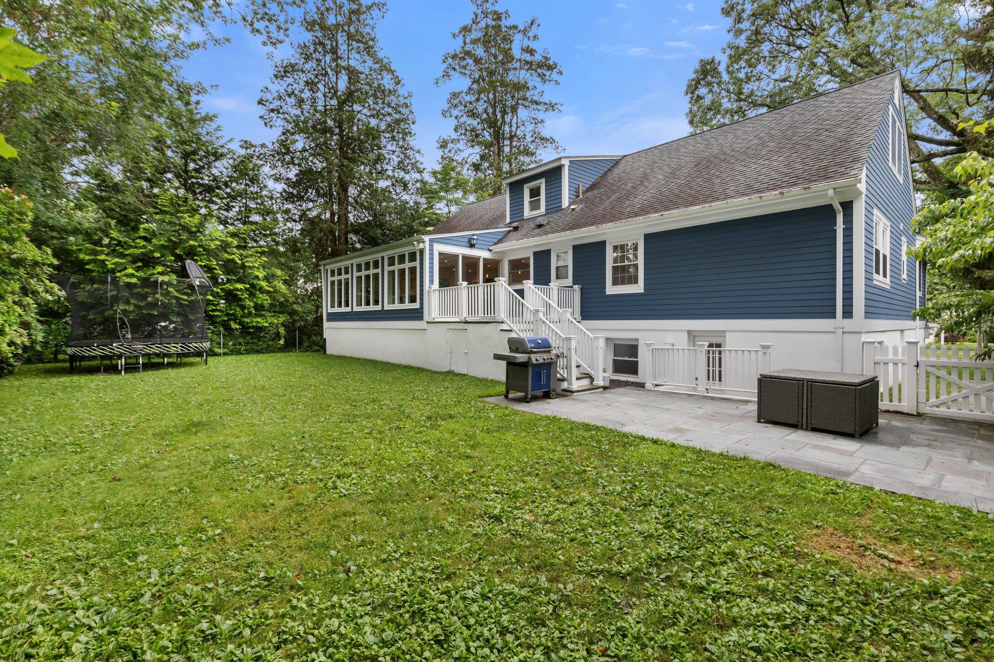 Mamaroneck, New York 10543, United States, 5 Bedrooms Bedrooms, ,4 BathroomsBathrooms,Residential,Pending,170669