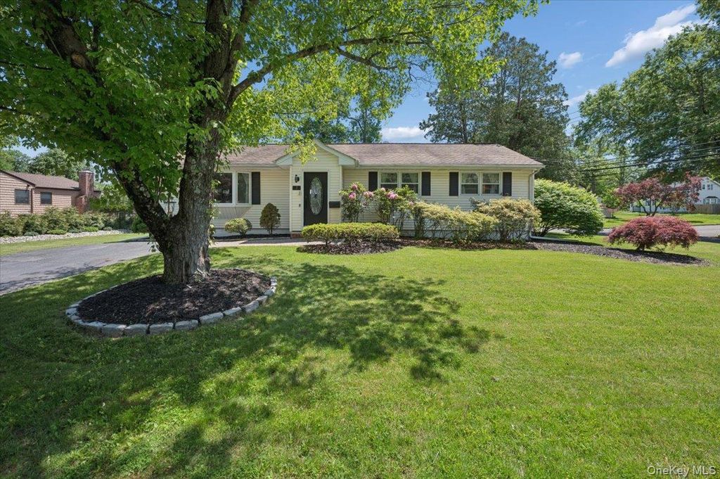 Photo of 2 Debra Lee Court, West Nyack, NY 10994 (MLS # 1004210)