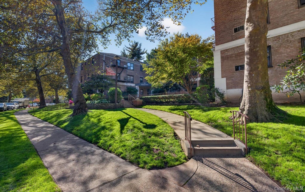 Photo of 13 Terrace Circle #1-F, Great Neck, NY 11021 (MLS # 1065090)