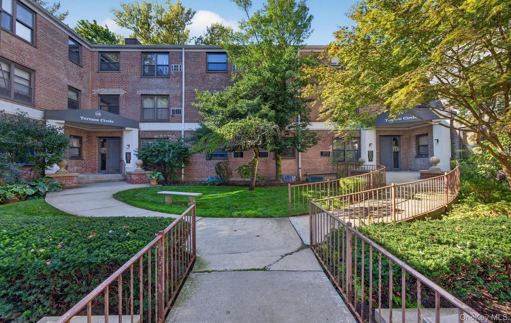 Photo of 13 Terrace Circle #1-F, Great Neck, NY 11021 (MLS # 1065090)