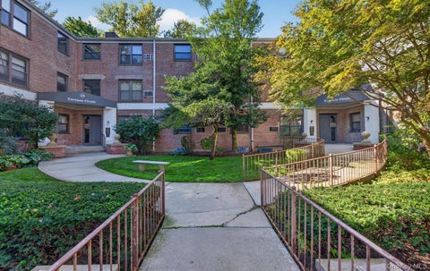 Photo of 13 Terrace Circle #1-F, Great Neck, NY 11021 (MLS # 1065090)