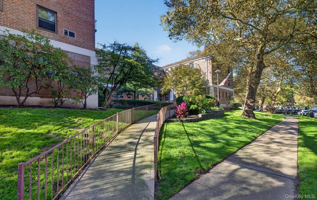Photo of 13 Terrace Circle #1-F, Great Neck, NY 11021 (MLS # 1065090)