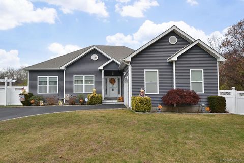 Photo of 11 Macintosh Ln, Selden, NY 11784 (MLS # 934981)