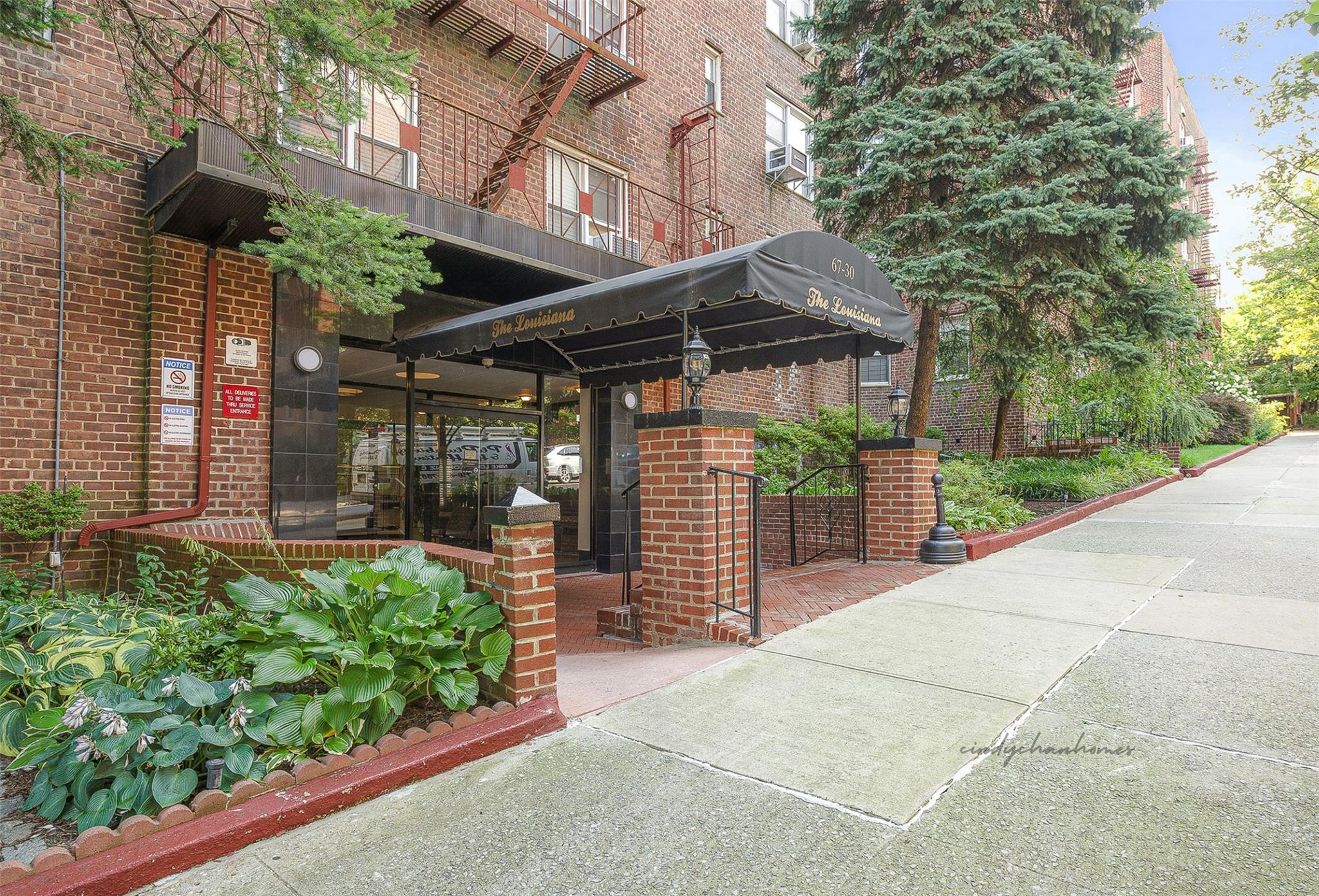 Clyde Street 6W, Forest Hills, Queens, NY - 2 Bedrooms  
1 Bathrooms  
5 Rooms - 